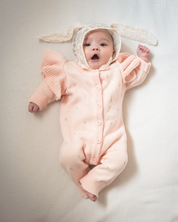 《 新作 28日(金) am10:00販売 》フリルスリーブニットロンパース