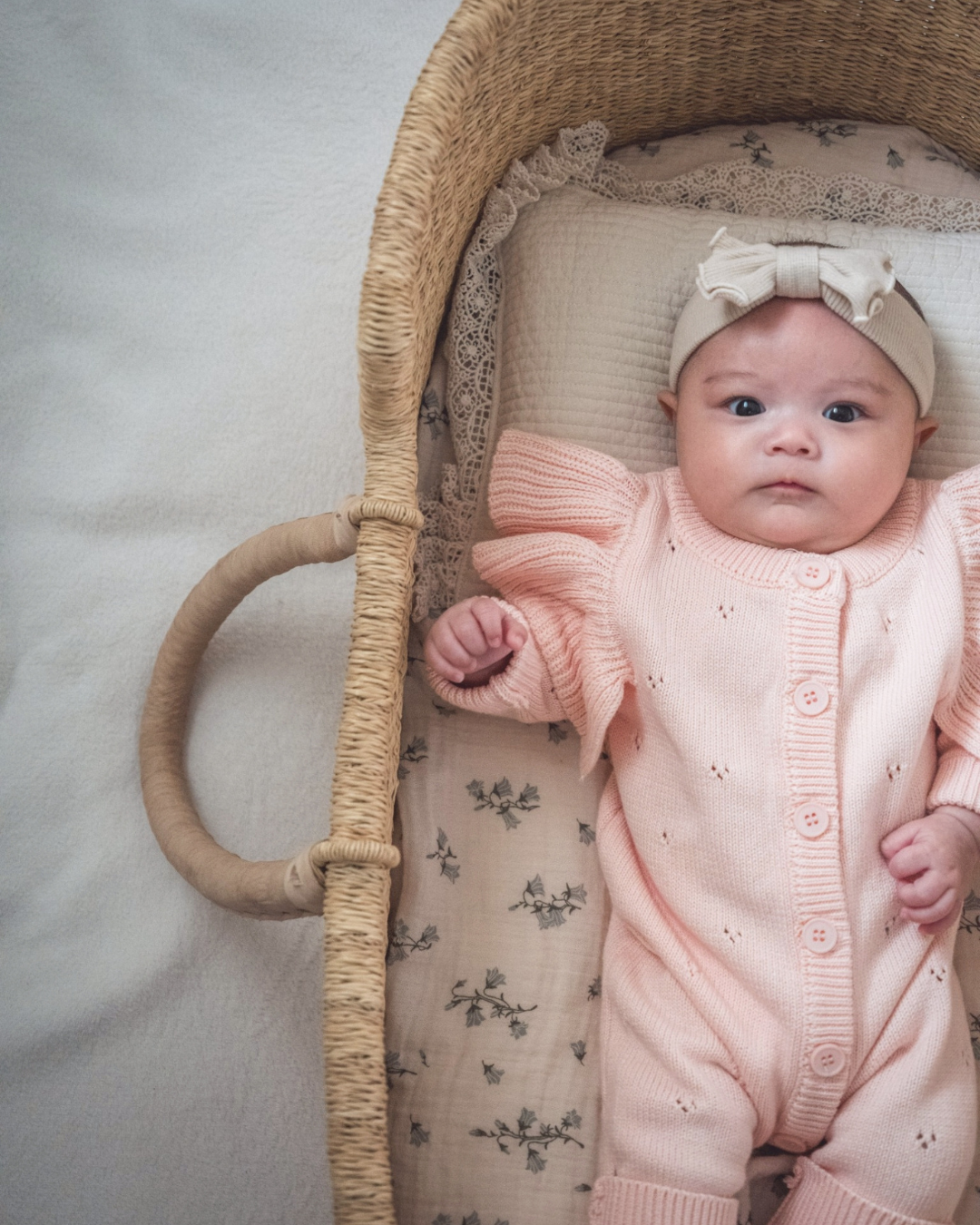 《 新作 28日(金) am10:00販売 》フリルスリーブニットロンパース