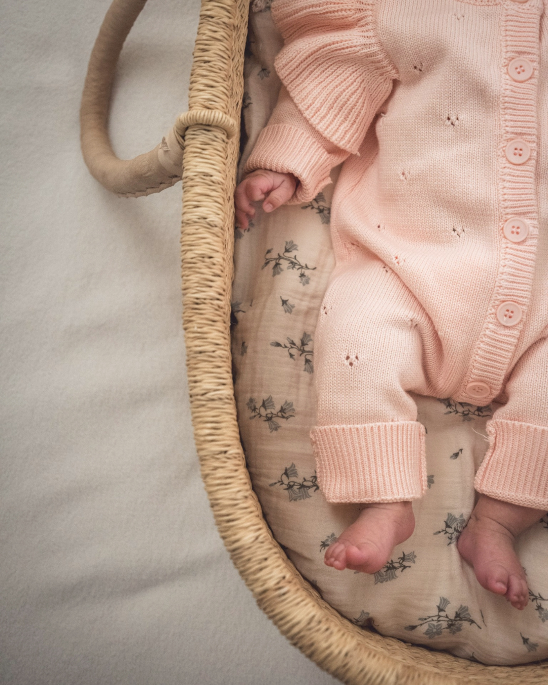 《 新作 28日(金) am10:00販売 》フリルスリーブニットロンパース