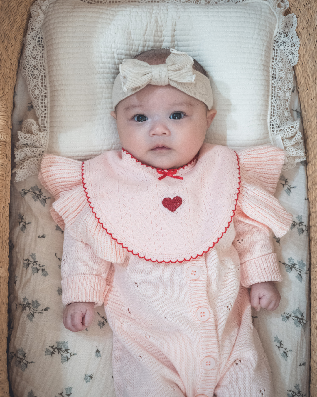 《 新作 28日(金) am10:00販売 》フリルスリーブニットロンパース