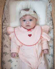 《 新作 28日(金) am10:00販売 》フリルスリーブニットロンパース