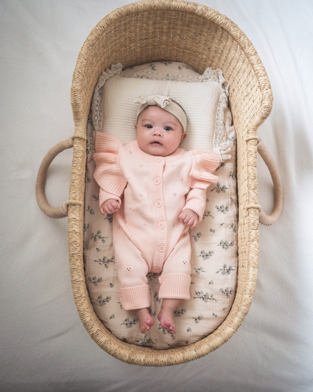 《 新作 28日(金) am10:00販売 》フリルスリーブニットロンパース