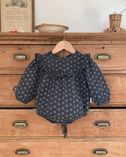 【新作 26日(金) am10:00販売】フルールフリル ロンパース