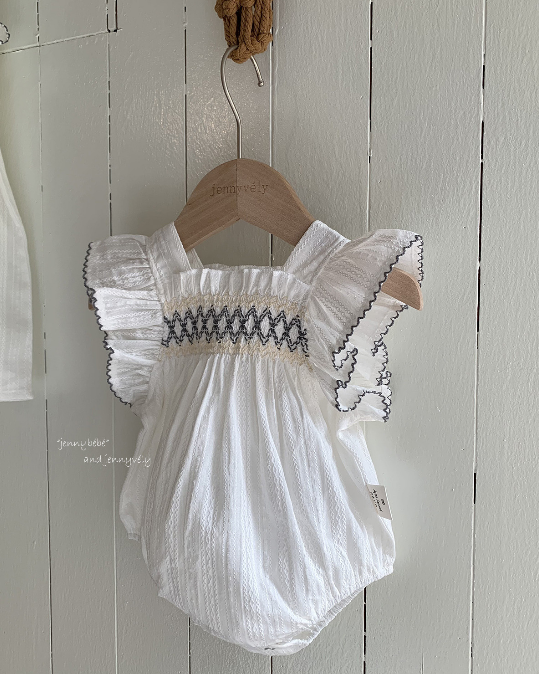 【新作】フリルスモッキング刺繍ロンパース
