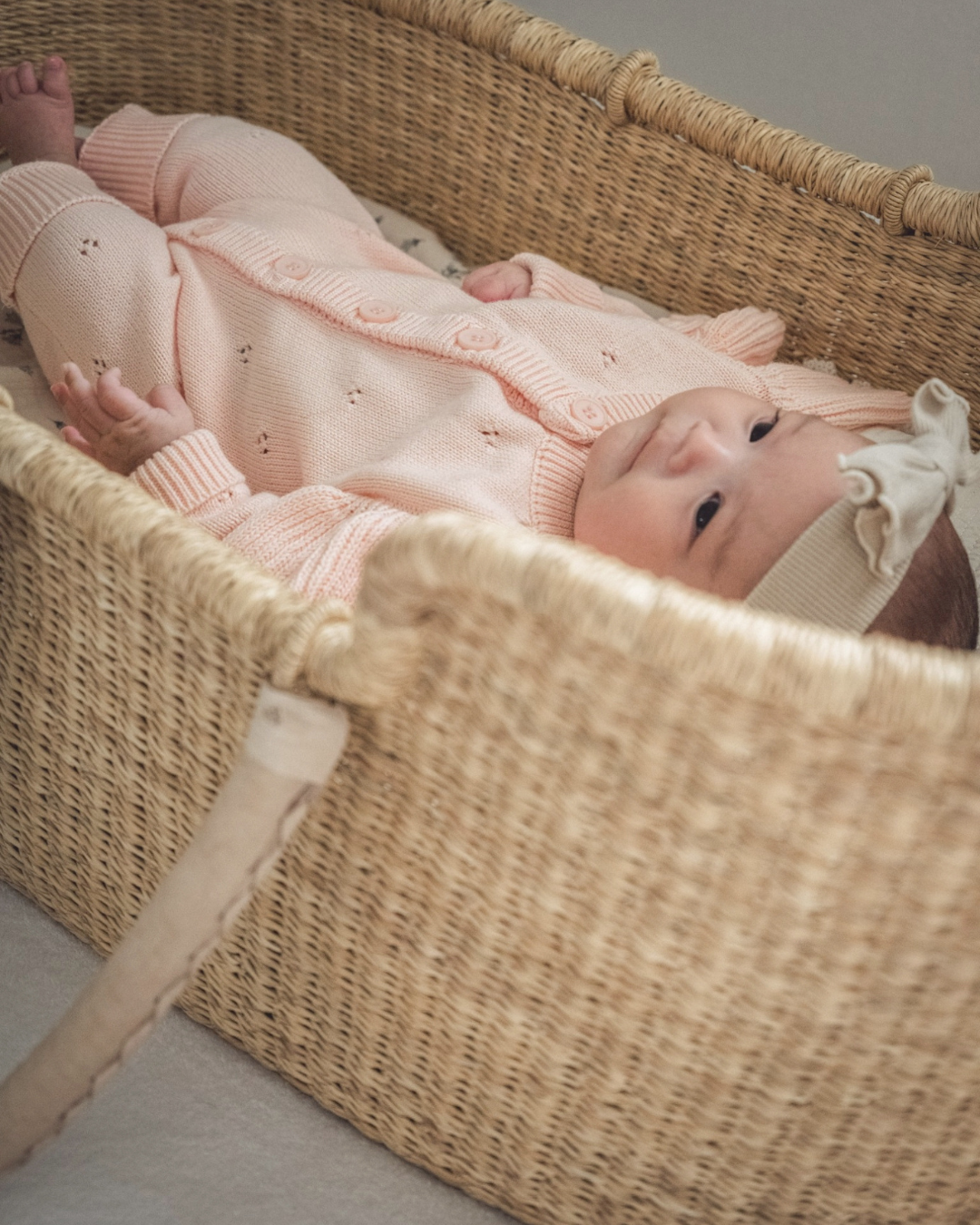 《 新作 28日(金) am10:00販売 》フリルスリーブニットロンパース