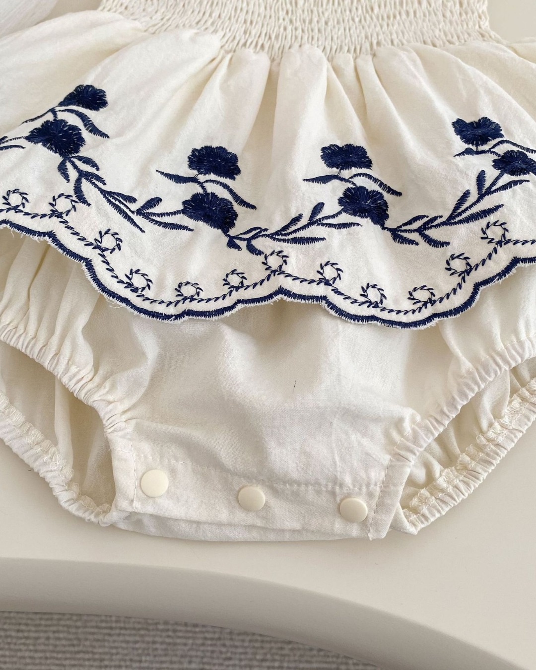 【新作 7/3(金) 10:00販売】フラワー刺繍スモッキングロンパース