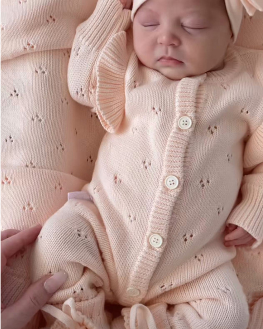 《 新作 28日(金) am10:00販売 》フリルスリーブニットロンパース