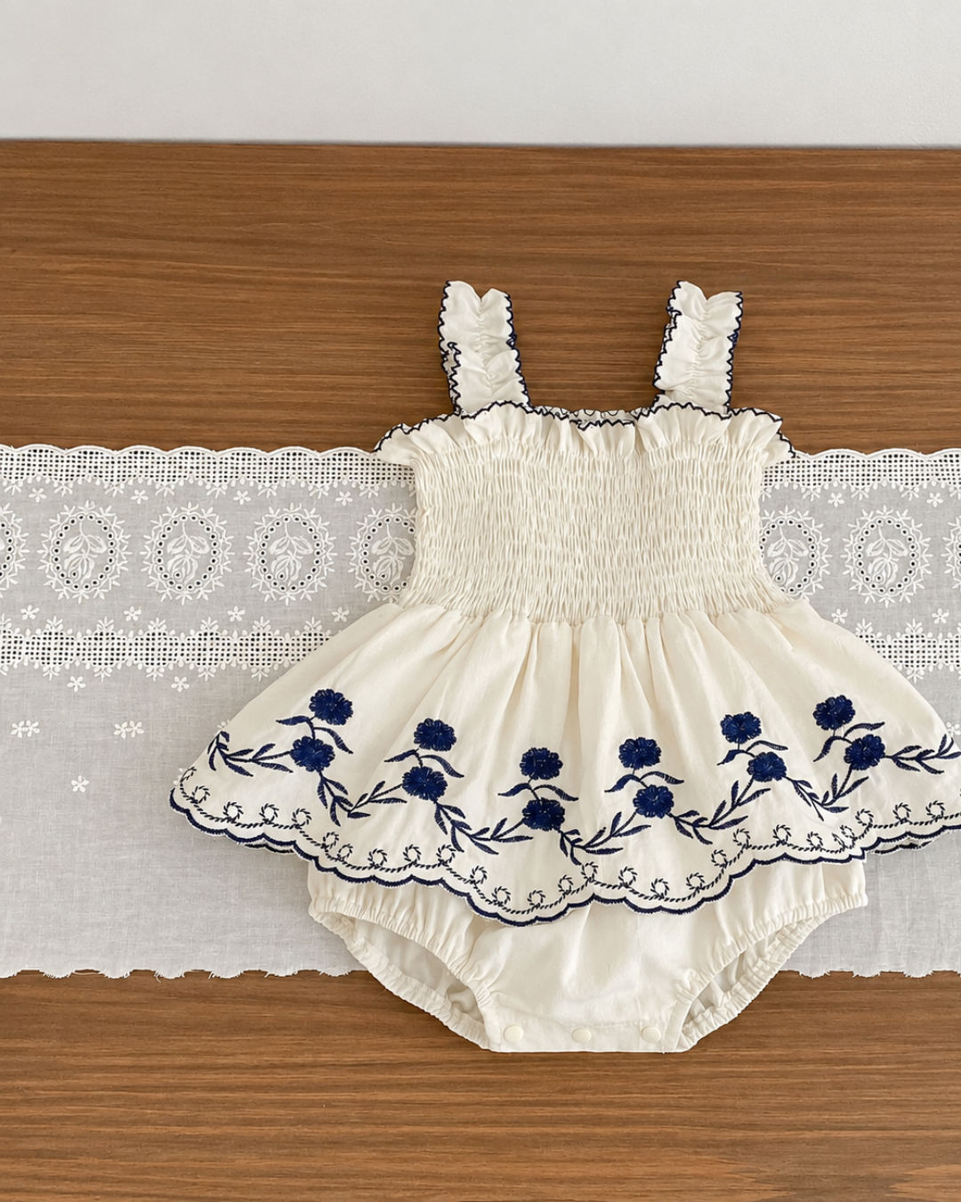 【新作 7/3(金) 10:00販売】フラワー刺繍スモッキングロンパース
