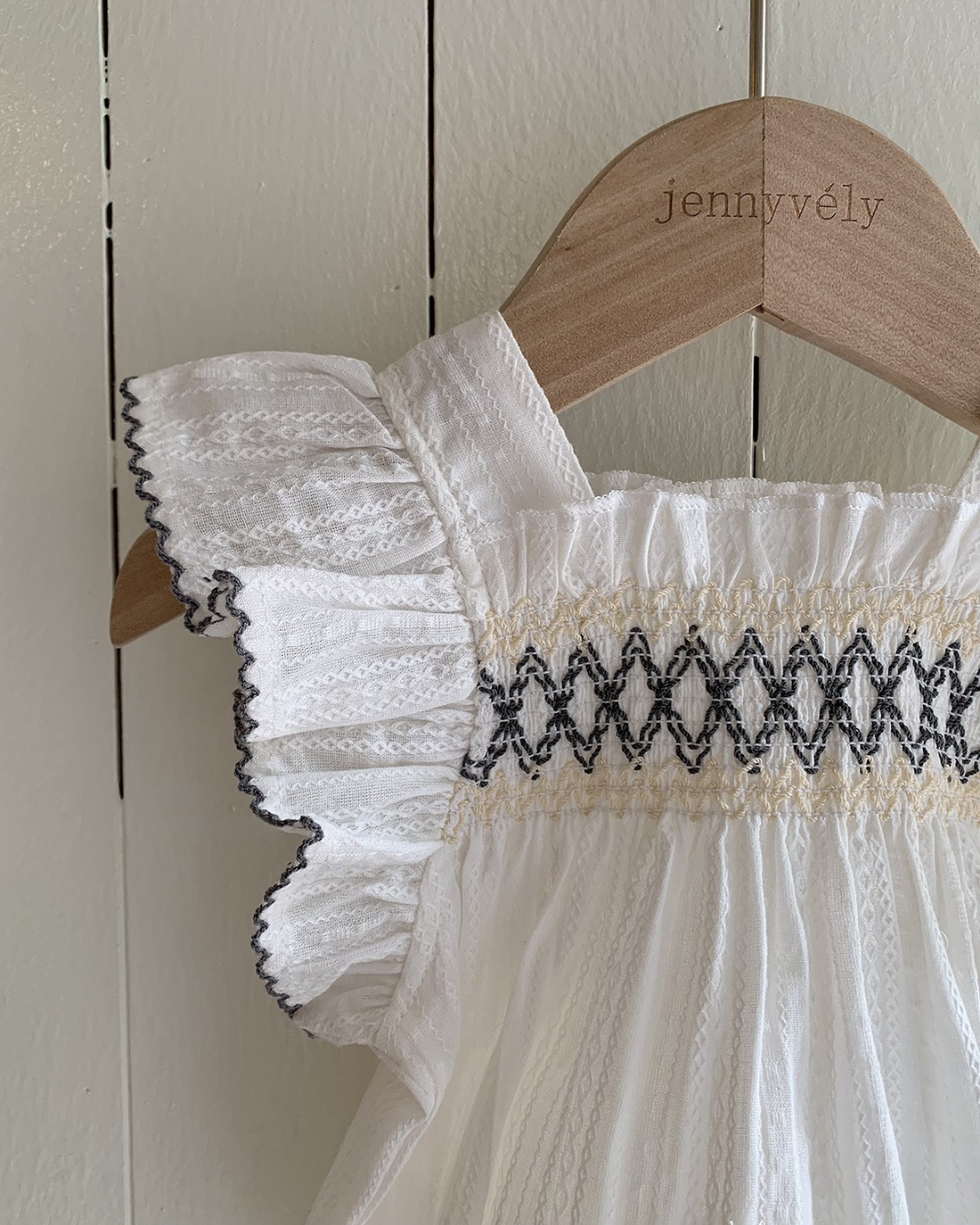 【新作】フリルスモッキング刺繍ロンパース