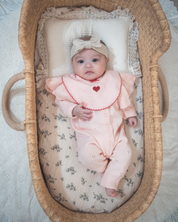 《 新作 28日(金) am10:00販売 》フリルスリーブニットロンパース