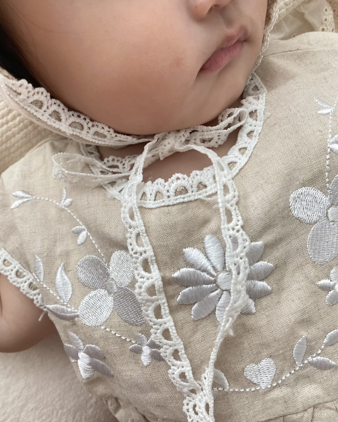 【新作】フラワー刺繍ロンパース・ボンネットセット
