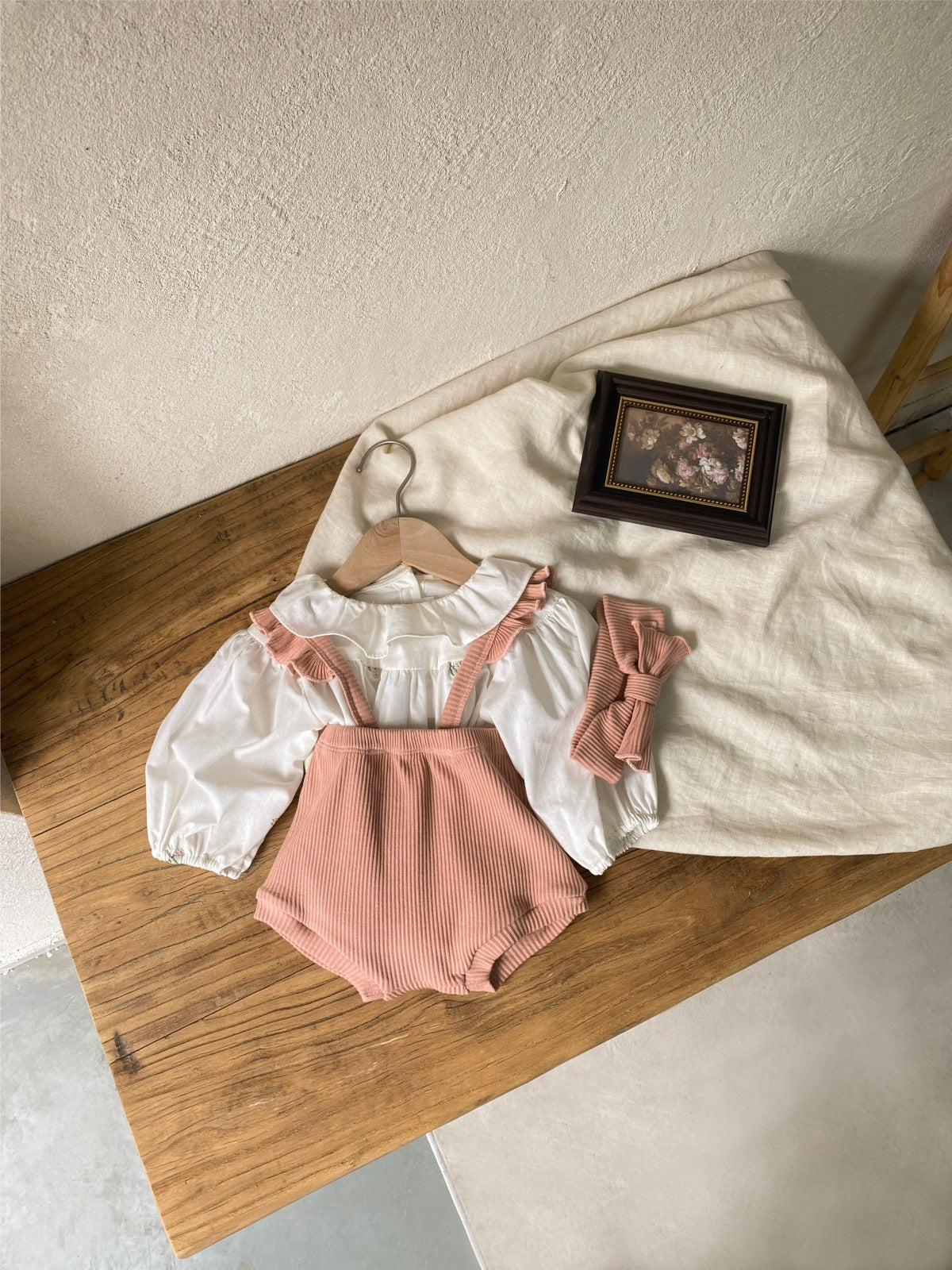 フリルストラップロンパース