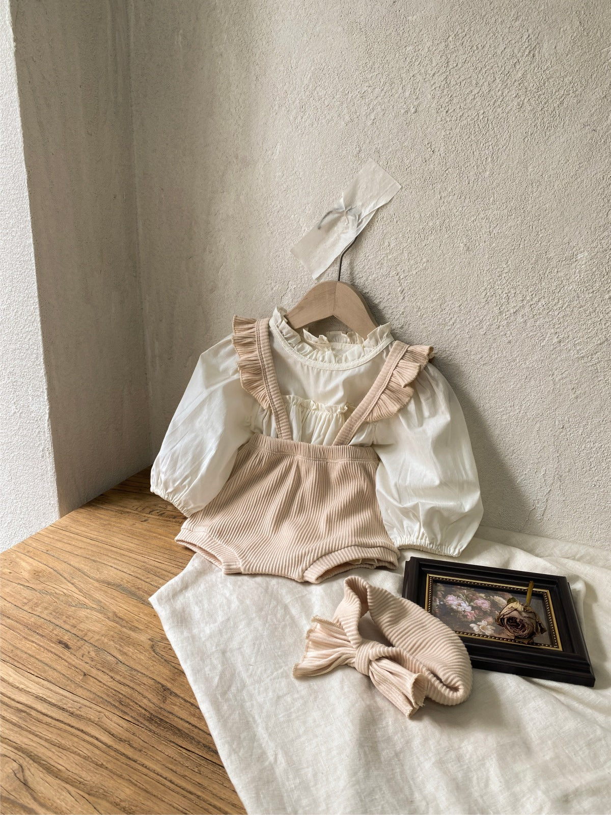 フリルストラップロンパース