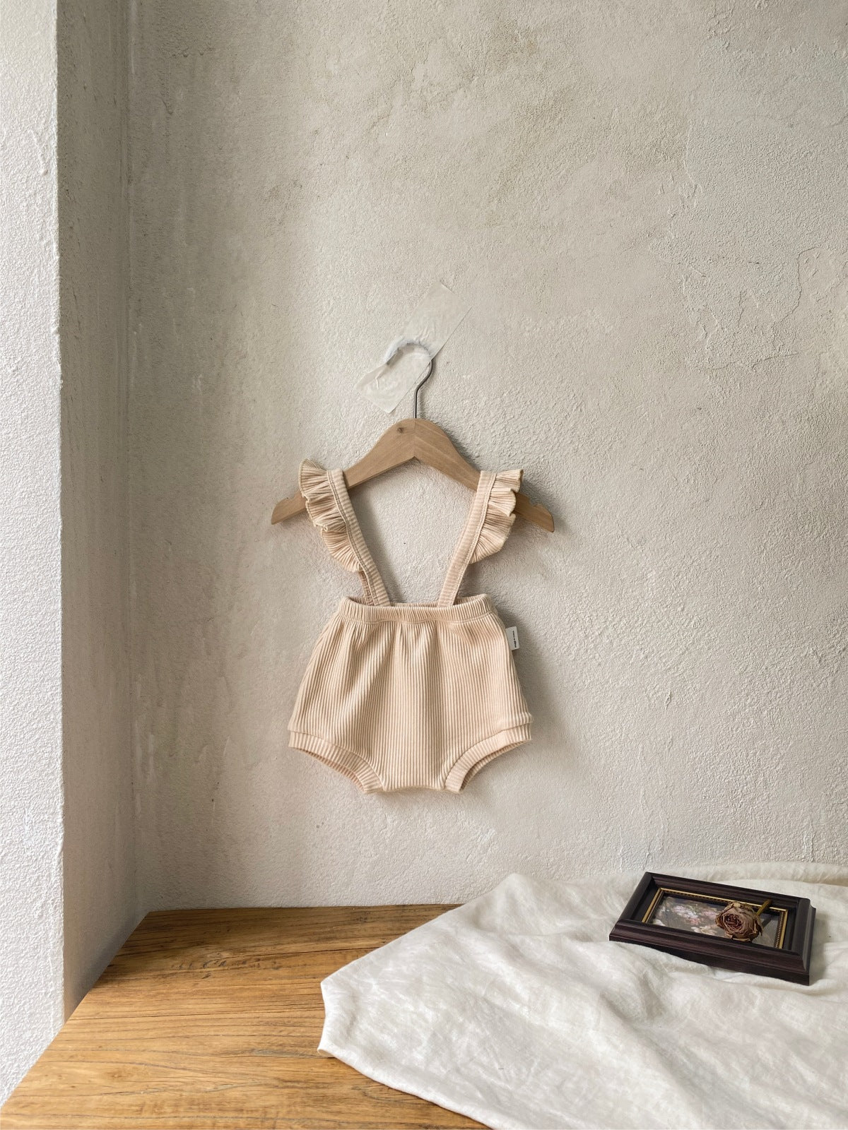 フリルストラップロンパース