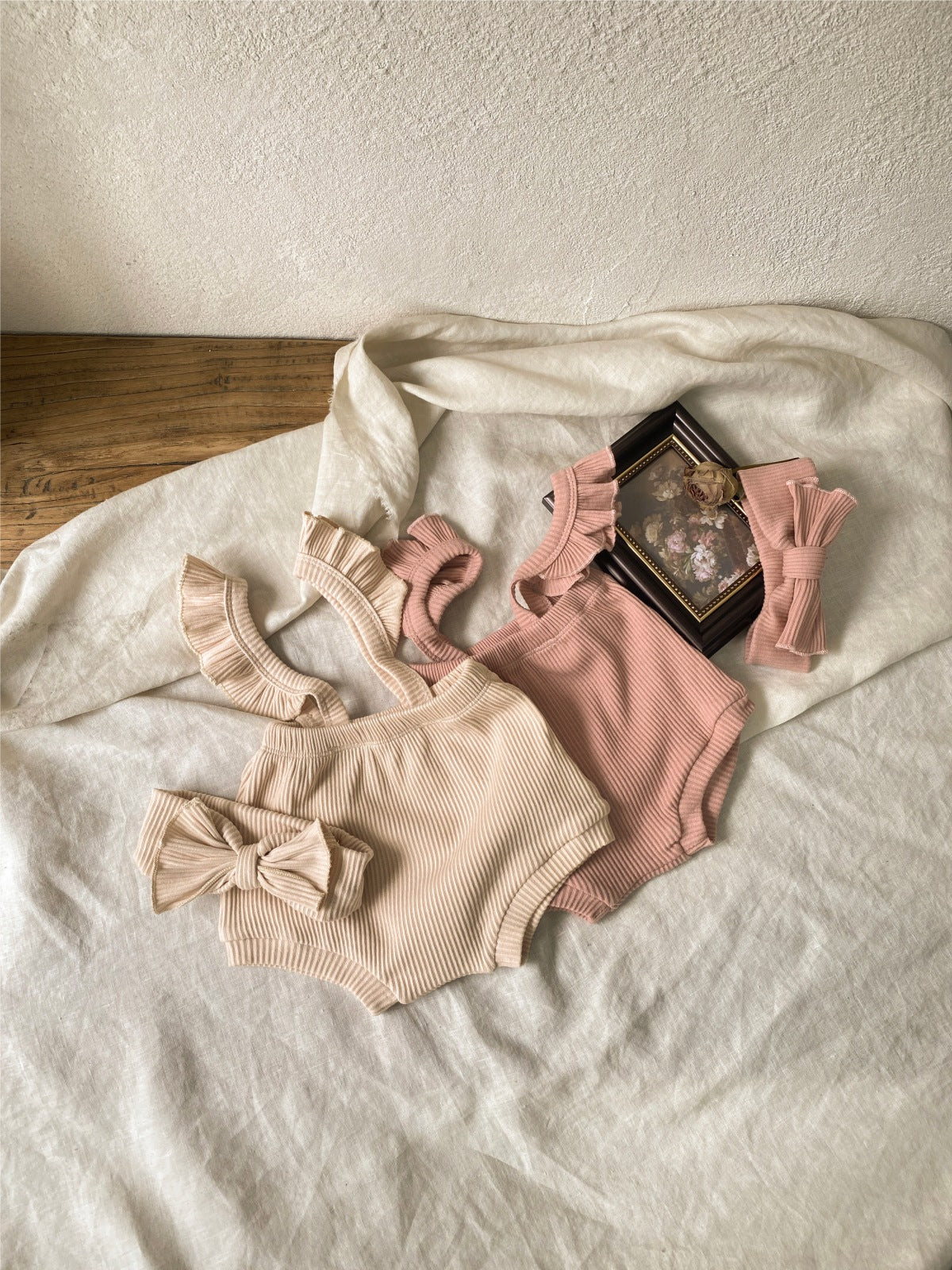 フリルストラップロンパース