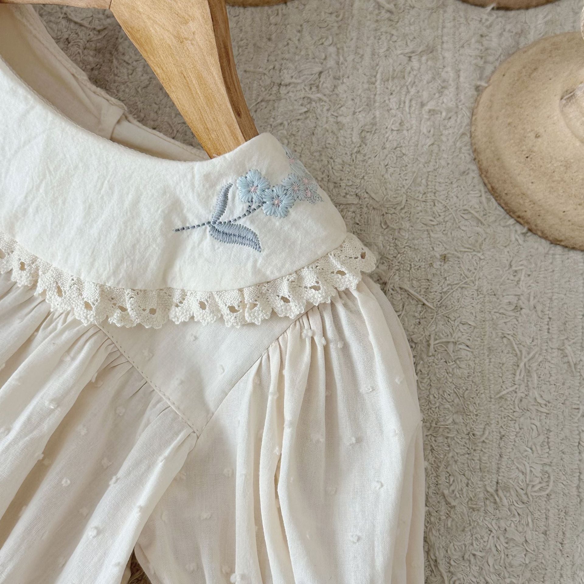 【予約】フラワー刺繍襟ドットロンパース